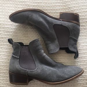 Grey “Dicey” Steve Madden Chelsea Boots
